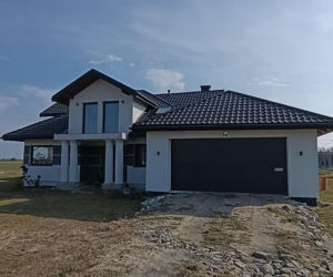 Karol pojechał zarobić na dom dla córek. Sam w nim nie zamieszka. Leży sparaliżowany po bestialskim ataku w Belgii