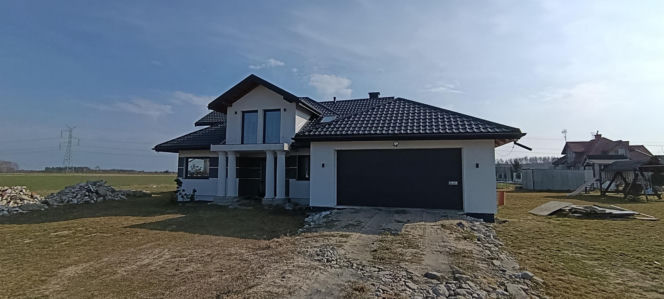 Karol pojechał zarobić na dom dla córek. Sam w nim nie zamieszka. Leży sparaliżowany po bestialskim ataku w Belgii