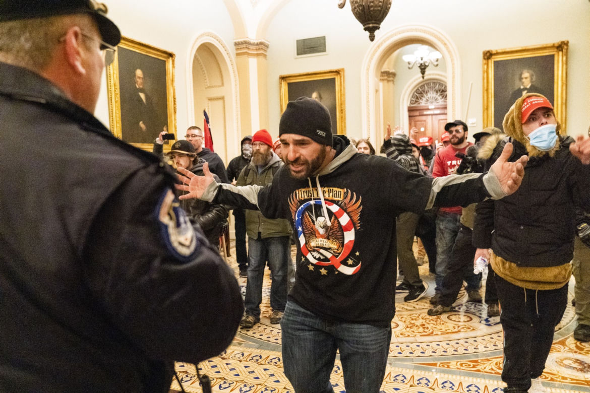 Rewolucja w USA! zwolennicy Trumpa odbili Kapitol, są OFIARY