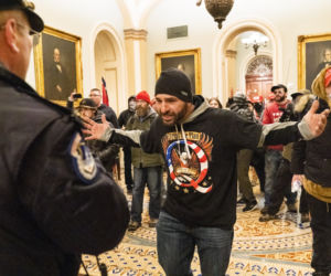 Rewolucja w USA! zwolennicy Trumpa odbili Kapitol, są OFIARY