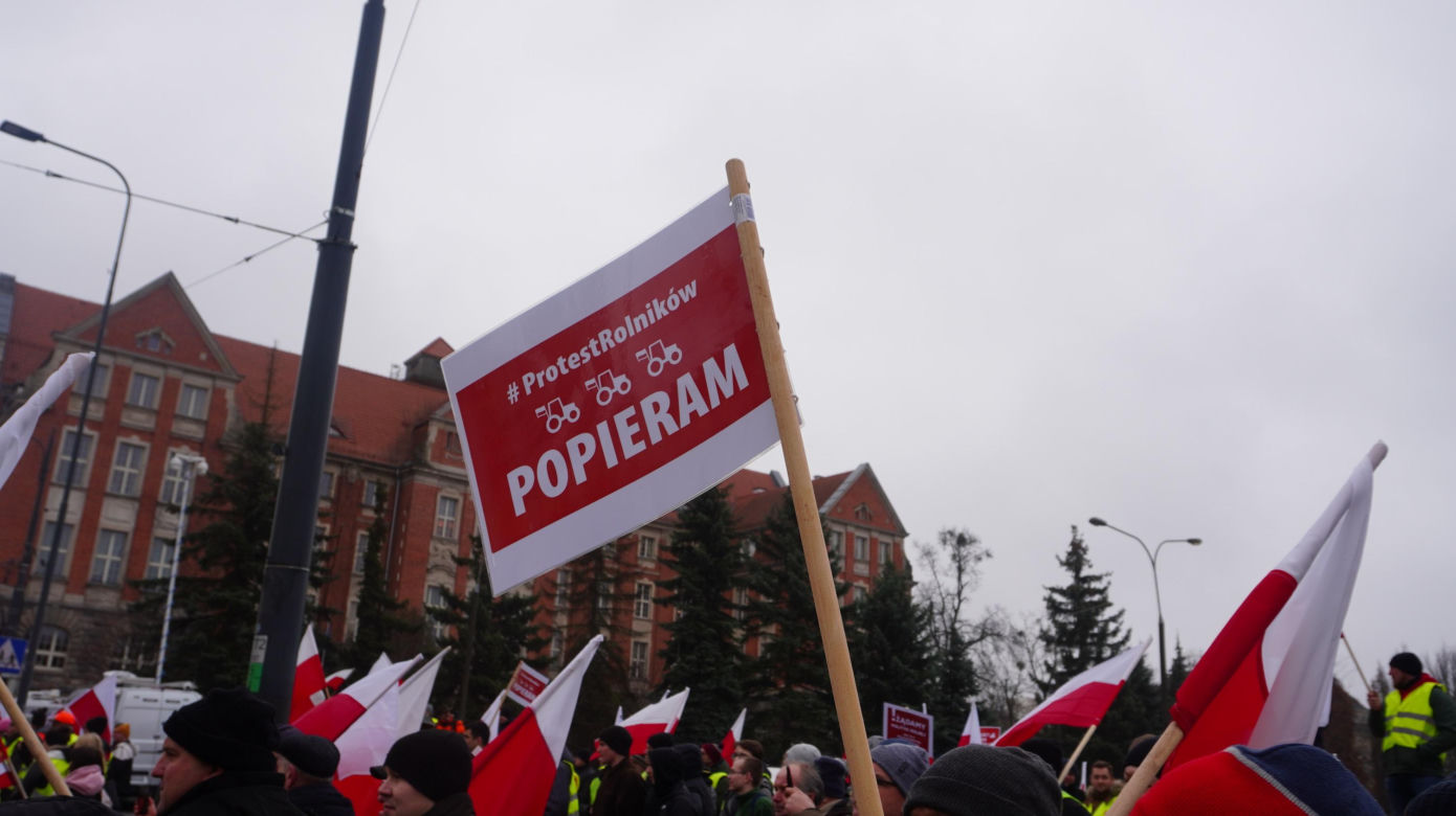 „Zielony Ład=Głód”, „Mleko nie jest z Biedronki”. Te hasła pojawiły się na proteście rolników w Olsztynie
