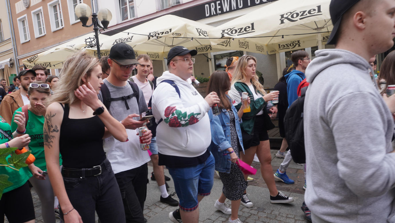 Kortowiada 2024. Parada Wydziałów przeszła ulicami miasta. Studenci tłumnie wzięli udział w imprezie