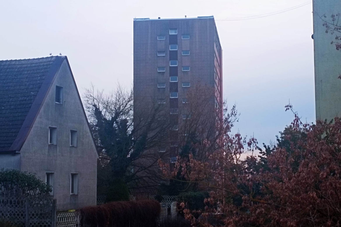 Kobieta wypadła z okna wieżowca i zginęła! W miejscu tragedii pojawiły się znicze [ZDJĘCIA]