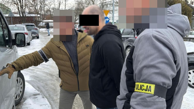 Akcja policji w Lublinie. Mężczyzna ruszył na nich z tasakiem