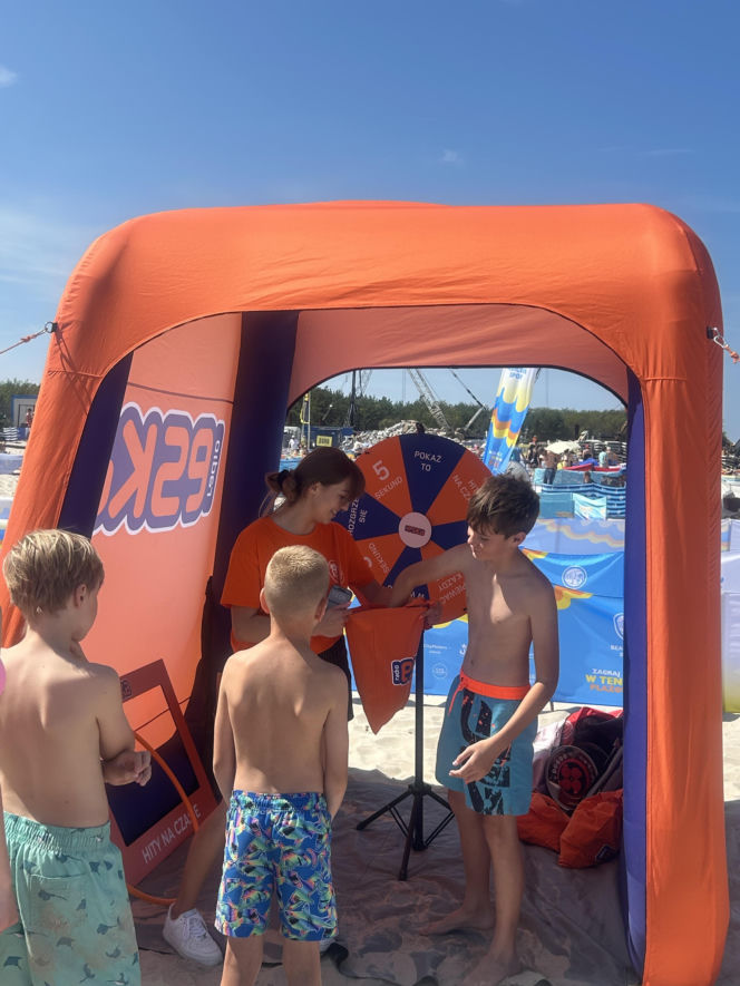 Niebieska i pomarańczowa ekipa rozgrzała plażę w Ustce! Baltic Tour Medicover Sport kontynuuje nadmorską trasę!