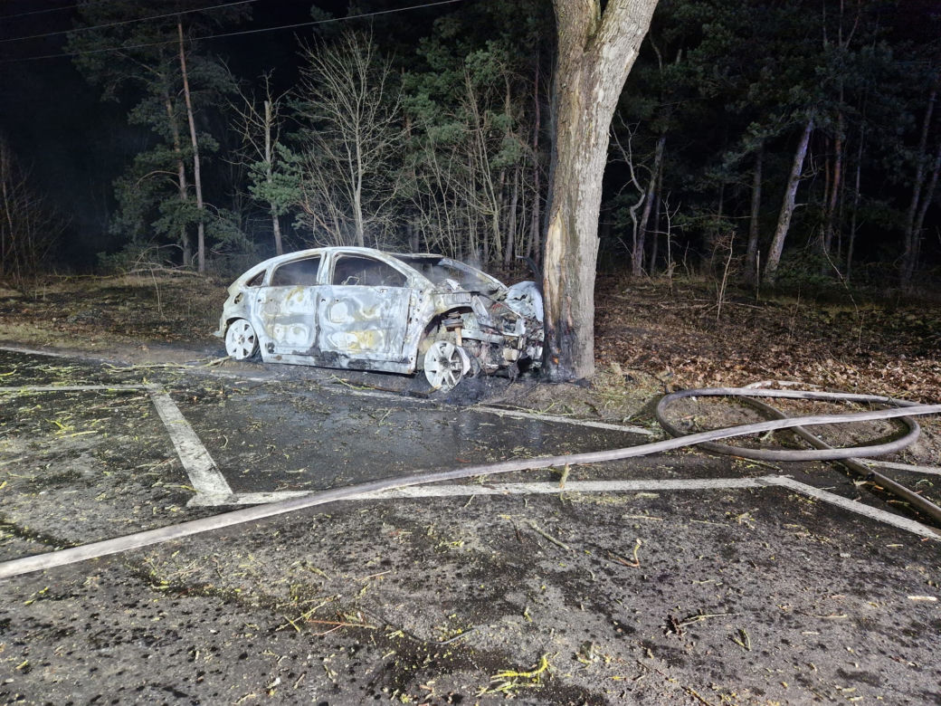 Dramatyczny wypadek w Herbutowie! Auto uderzyło w drzewo i spłonęło. Jedna osoba nie żyje