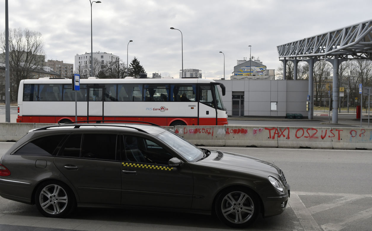 Pseudotaksówkarze żerują na uchodźcach! 50 zł za wejście, 40 zł za kilometr