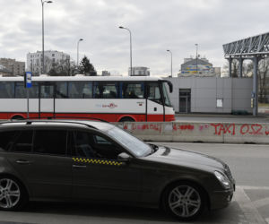 Pseudotaksówkarze żerują na uchodźcach! 50 zł za wejście, 40 zł za kilometr