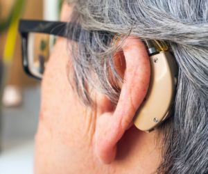 Alarmujące prognozy: nawet co drugi dorosły straci słuch. Wszystko przez ten jeden gadżet