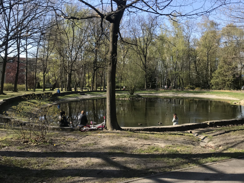 Katowice: Tłumy w Parku Kościuszki. Mieszkańcy ruszyli na spacery