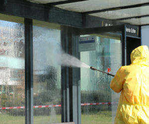 Wielkie mycie przystanków autobusowych w Kielcach