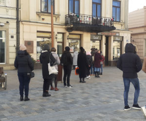 Lublinianie czekają nawet 1,5 godziny po pączki! [GALERIA]