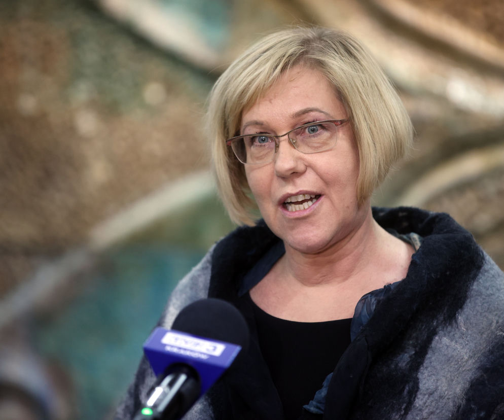 Była kurator Barbara Nowak mówi do mikrofonu. O wyroku sądu w sprawie o zniesławienie przeczytasz na SE Polityka.