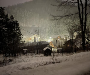 Zapomnij o Zakopanem! Ta wieś na Dolnym Śląsku zimą zamienia się w bajkową krainę