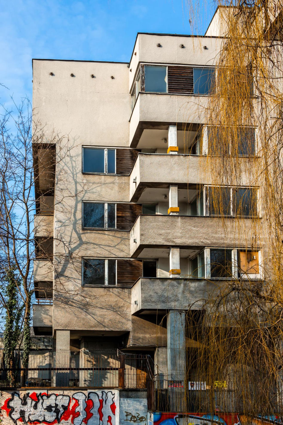Szpiegowo, blok na Sobieskiego 100 w Warszawie