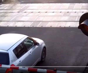 Kierowca wjechał na przejazd kolejowy i... utknął. PKP pokazuje film