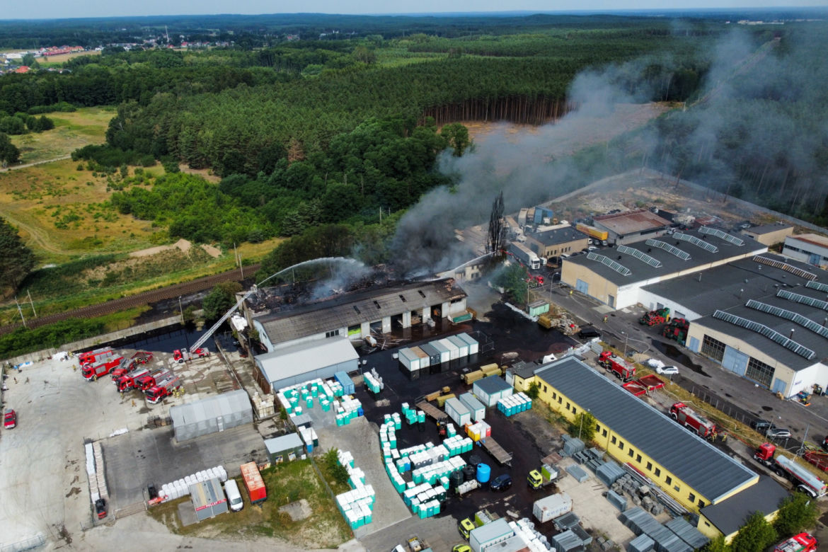 Trwa dogaszanie pożaru chemikaliów w Przylepie pod Zieloną Górą