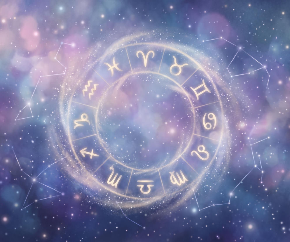 Złoty krąg z symbolami zodiaku na tle gwieździstego, fioletowo-niebieskiego nieba. O horoskopie przeczytasz na VOX FM.