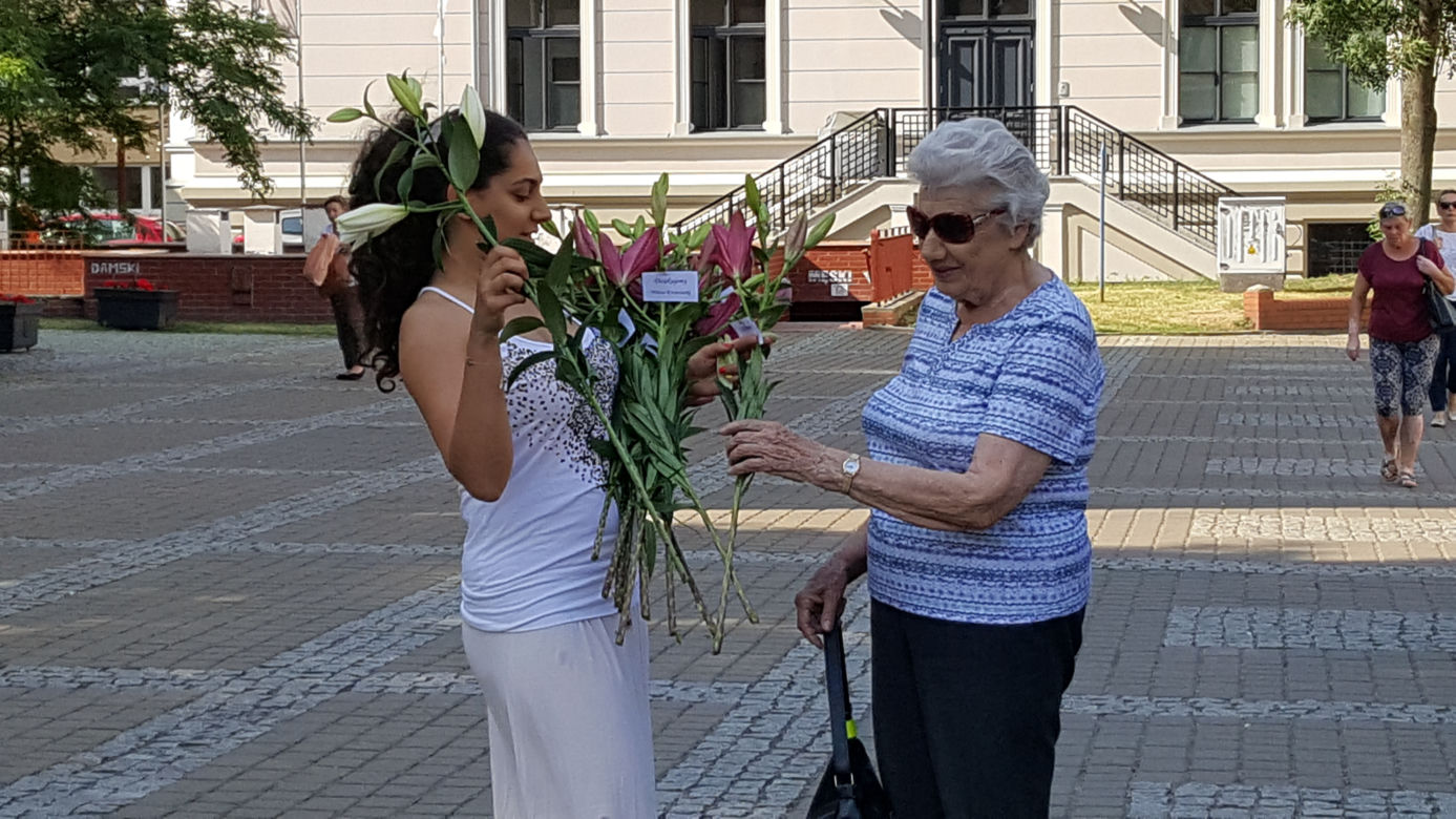 Kwiaciarki wdzięczne za poparcie. Z radości rozdały bydgoszczanom kwiaty!