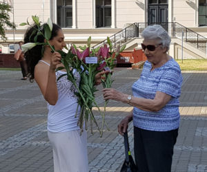 Kwiaciarki wdzięczne za poparcie. Z radości rozdały bydgoszczanom kwiaty!