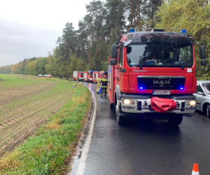 Wypadek na granicy dwóch powiatów. Kobieta uderzyła samochodem w drzewo