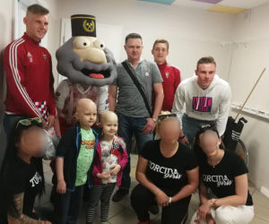 Torcida Girls i Szymon Żurkowski odwiedzili dzieci z onkologii. Świąteczna wizyta z prezentami [ZDJĘCIA]
