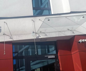 Tragedia w akademiku. Na 20-latka spadł szklany dach