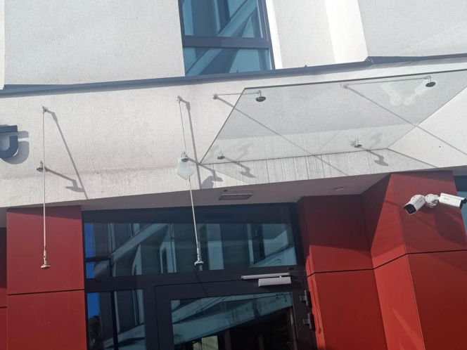 Tragedia w akademiku. Na 20-latka spadł szklany dach