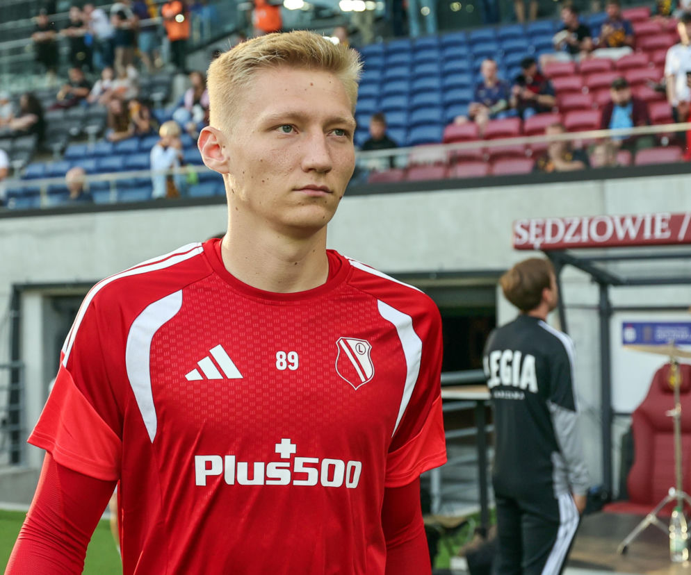 Bramkarz Legii Warszawa Otto Hindrich w czerwonej koszulce meczowej. O sukcesach piłkarza przeczytasz na SE Supersport.