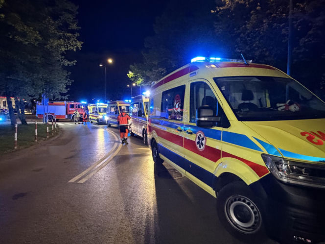 Nocny pożar mieszkania w Warszawie. Dwie osoby w szpitalu, ewakuowano mieszkańców