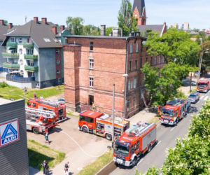 Kłęby dymu nad kamienicą w Rudzie Śląskiej. W środku byli ludzie