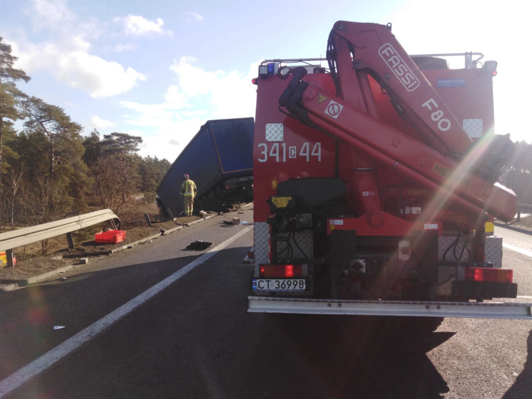 Poważny wypadek na s10 koło Torunia. Auto wyrzucone ze skarpy!