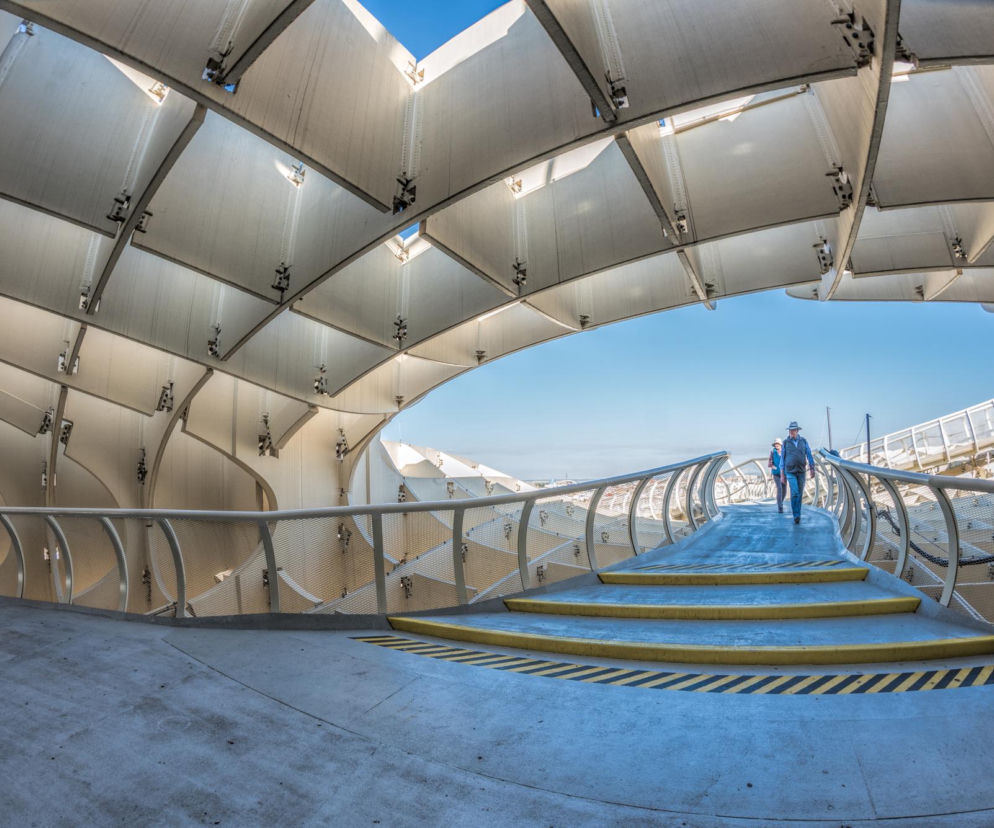 Ludzie na krętej ścieżce widokowej pod ażurowym, drewnianym dachem Las Setas. O tej ikonie Sewilli przeczytasz na Architektura.