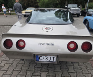 Motoryzacyjne legendy pod Torbydem. „Bydgoskie Klasyki Nocą” znów przyciągnęły tłumy