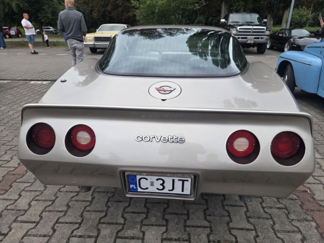 Motoryzacyjne legendy pod Torbydem. „Bydgoskie Klasyki Nocą” znów przyciągnęły tłumy