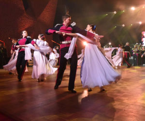 XIV Marszałkowski Bal Dobroczynny w CKK Jordanki. Zdjęcia ze środka. Efektowne kreacje VIP-ów