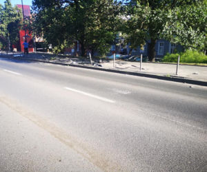 Poranny wypadek na Wałach Jagiellońskich w Bydgoszczy! Samochód uderzył w budynek Sądu Rejonowego! [ZDJĘCIA]