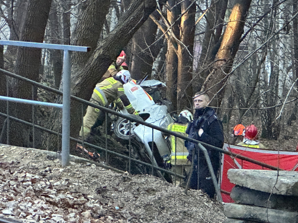Koszmarny wypadek pod Warszawą. Taksówka owinęła się o drzewo. Kierowca cudem uszedł z życiem!