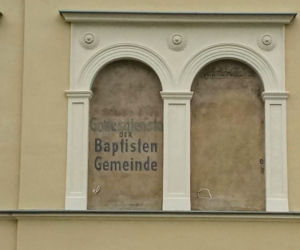 Przedwojenne napisy na kościele baptystów