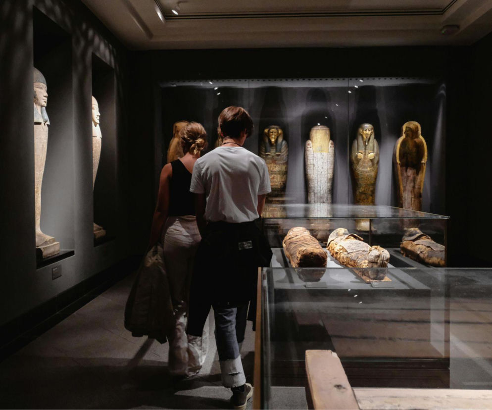 Para zwiedzających ogląda egipskie mumie i sarkofagi w muzeum. O nowych zasadach etycznych przeczytasz na Eska.