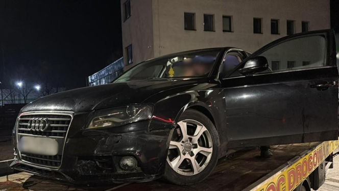 Wjechał na rondo, porzucił auto i zaczął uciekać pieszo. Pijany 23-latek za kółkiem w Kościanie