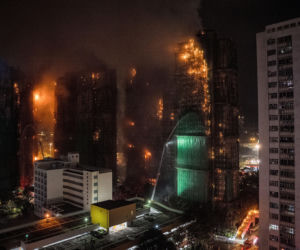 To najtragiczniejszy pożar w Hongkongu od dziesięcioleci. Bilans ofiar wzrósł do 94. Strażacy muszą przeszukać 2 tysiące mieszkań