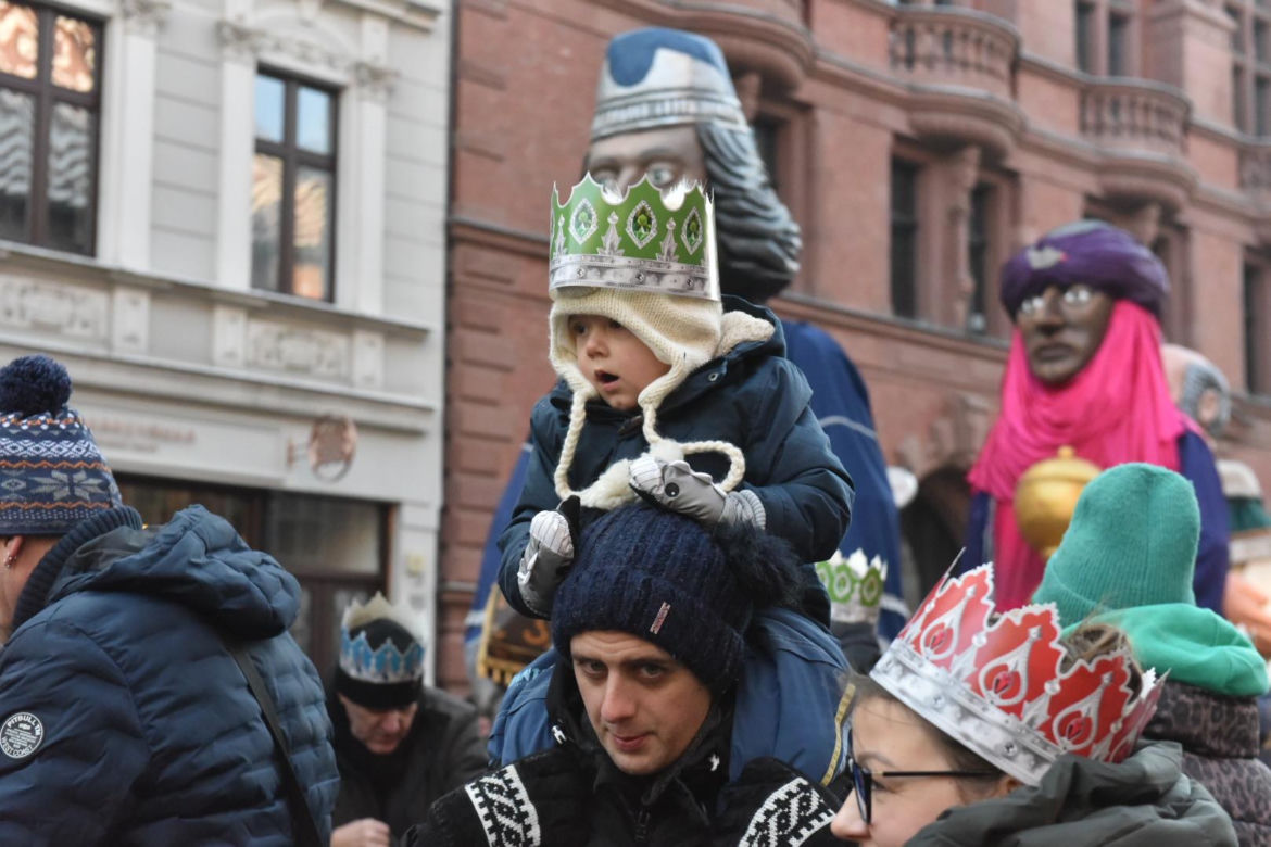 Orszak Trzech Króli 2026 w Toruniu. Zdjęcia z samego serca starówki