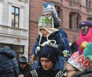 Orszak Trzech Króli 2026 w Toruniu. Zdjęcia z samego serca starówki