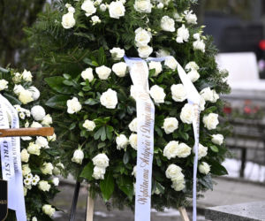 Wieńce na pogrzebie Edwarda Linde-Lubaszenki. Żałobnicy pożegnali artystę pięknymi kwiatami