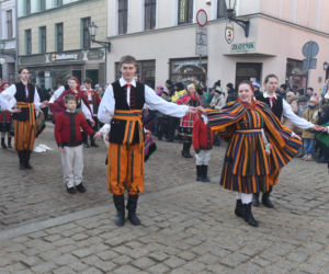 Orszak Trzech Króli 2026 w Toruniu. Zdjęcia z samego serca starówki