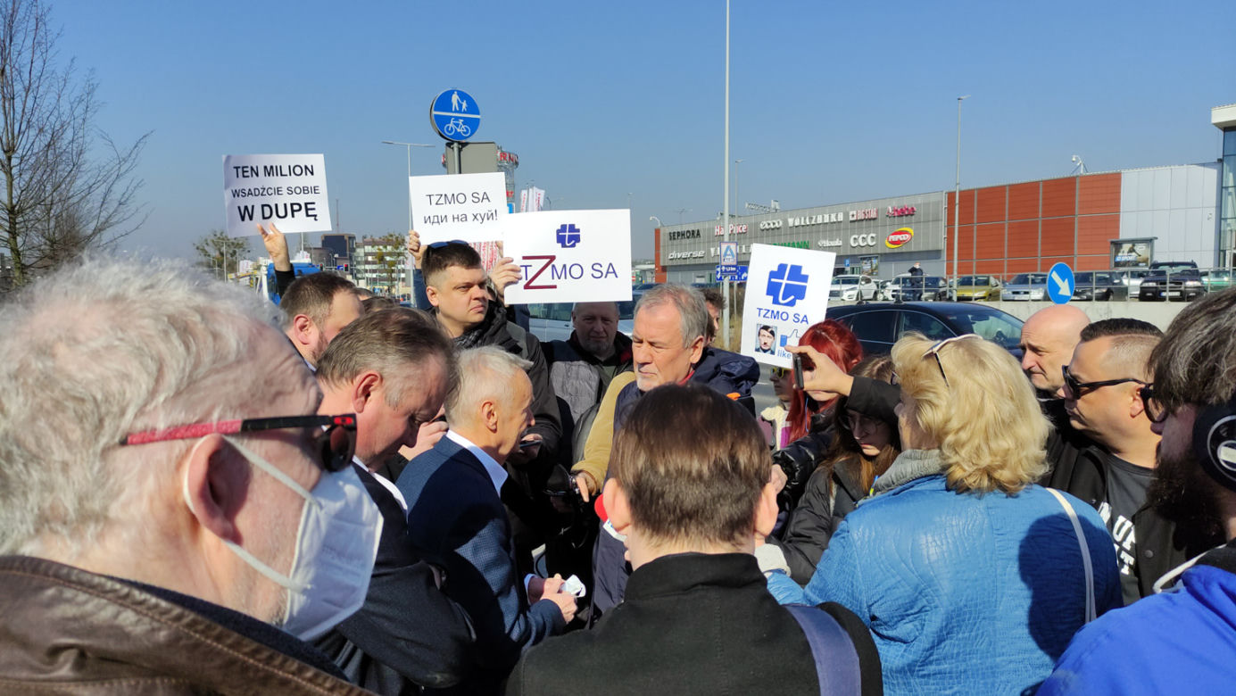 Protest pod siedzibą TZMO. Co dalej z Toruńskimi Zakładami Materiałów Opatrunkowych w Rosji?