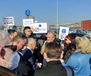 Protest pod siedzibą TZMO. Co dalej z Toruńskimi Zakładami Materiałów Opatrunkowych w Rosji?