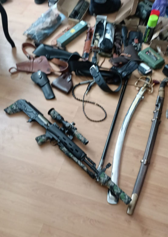Znęcał się nad żoną i pasierbem. Miał w domu arsenał i narkotyki