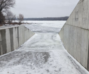 Wisła stanęła pod lodem. Zimowy spektakl w Starym Fordonie zachwyca, ale i ostrzega